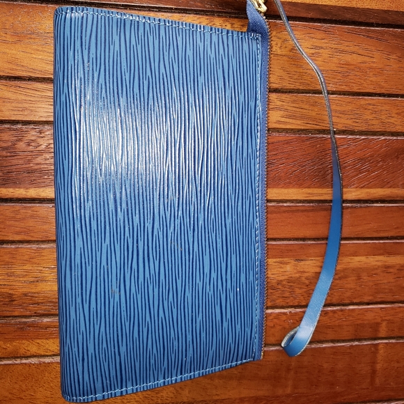 Authentic pre-owned Louis Vuitton Epi Wrislet - Picture 2 of 10